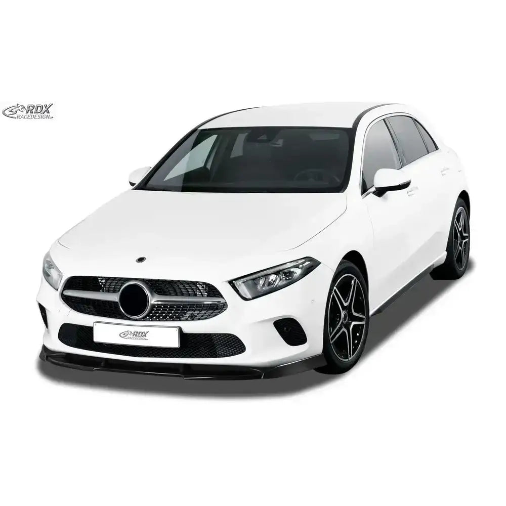 Front splitter på Mercedes A-Klasse W177 med sorte detaljer og lav spoiler, sett forfra mot hvit bakgrunn.