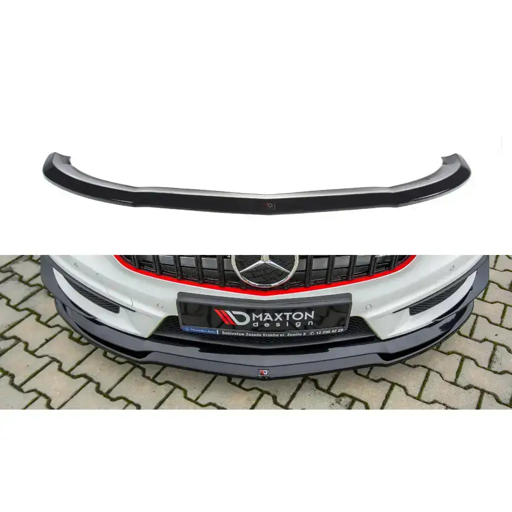 Frontspoiler Mercedes A45 AMG W176 sort plast montert på hvit bil med rød detalj, sett fra lav vinkel.