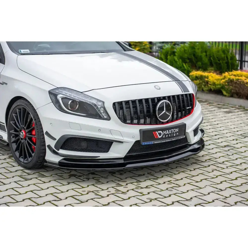 Frontleppe til Mercedes A45 AMG W176, nærbilde av hvit bil med sorte detaljer og rød bremsekaliper.