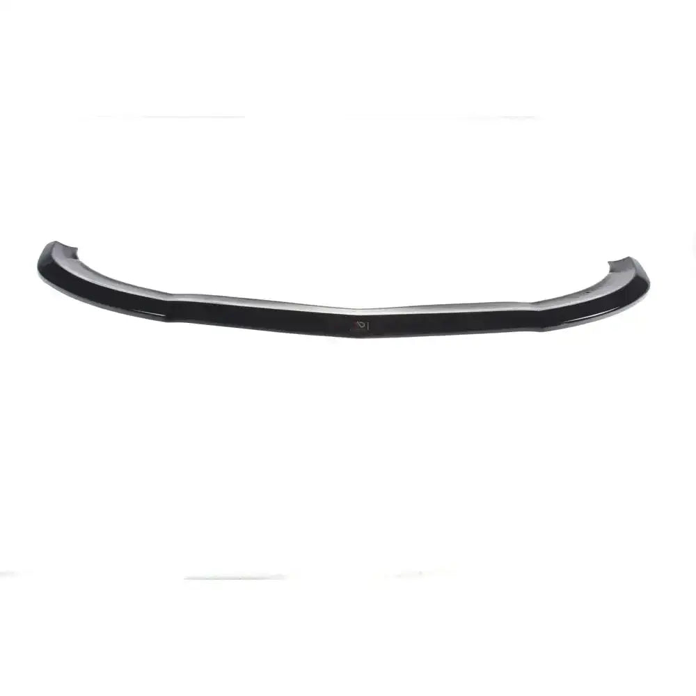 Front lip til Mercedes A45 AMG W176, sort plastspoiler med buet form og glatte overflater, sett forfra.