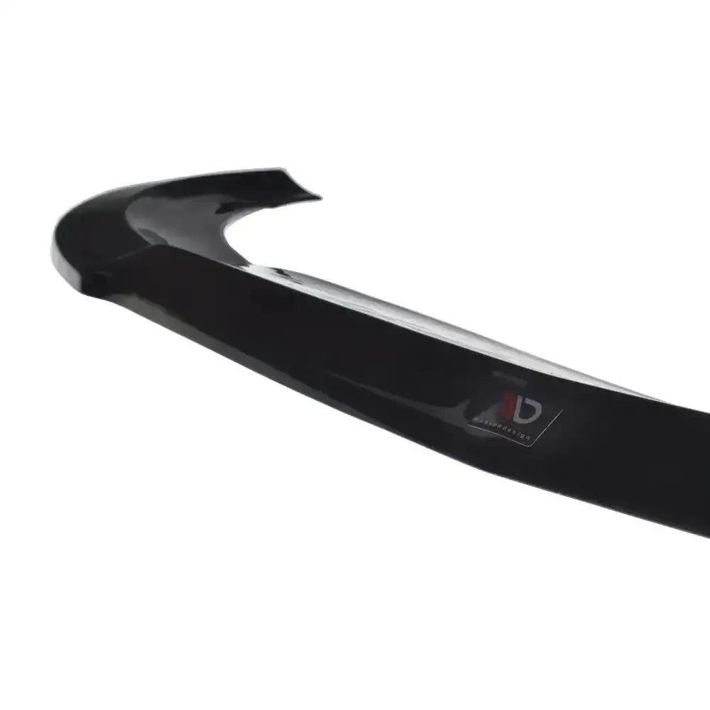 Frontleppe til Mercedes A45 AMG W176, sort glanset plast med logo, sett fra skrått sideperspektiv.