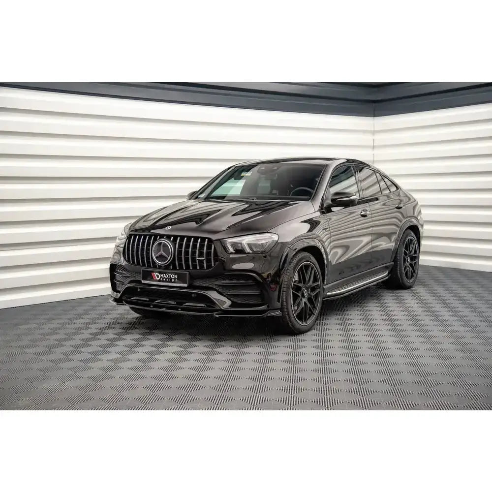 Spoiler på Mercedes GLE Coupe C167, sort SUV med blank finish og sportslig design, sett skrått forfra.