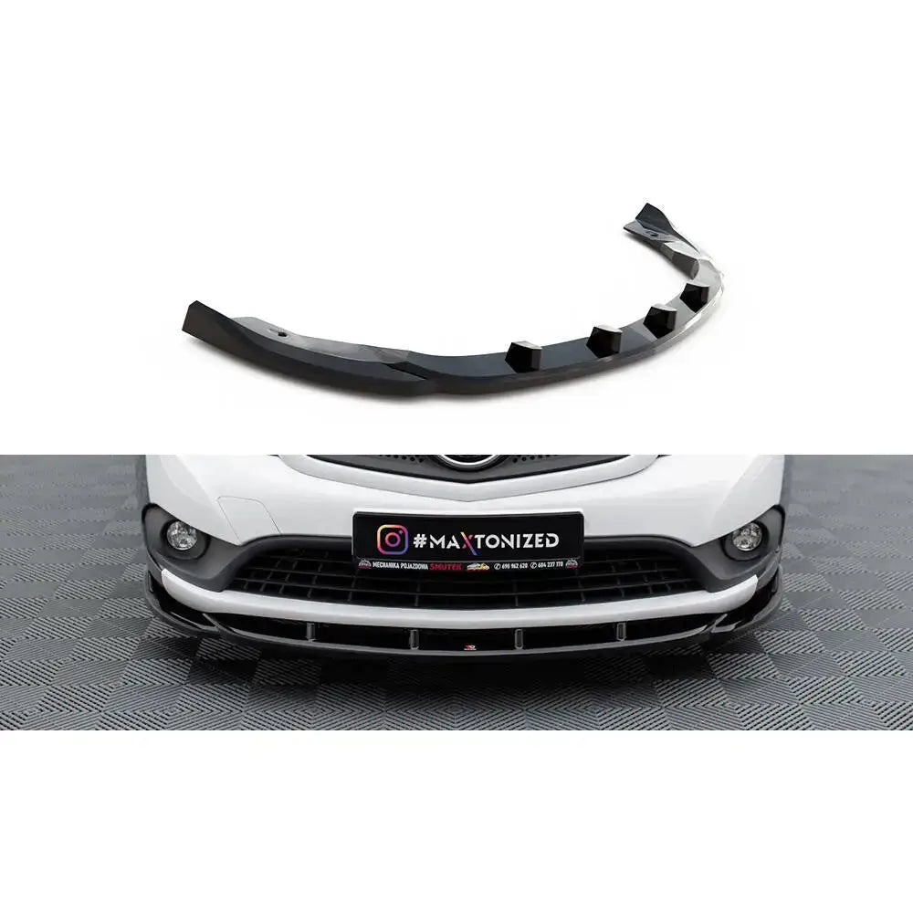 Frontspoiler til Mercedes Citan Mk1 i sort plast, vist montert på hvit bil fra skrå og forfra.