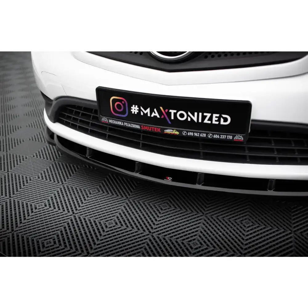 Spoiler til Mercedes Citan Mk1 i hvit plast, sett skrått ovenfra mot mørkt mønstret gulv.