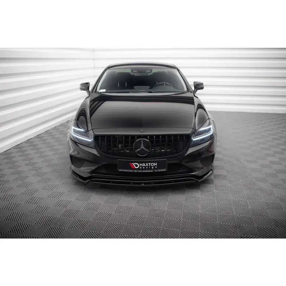 Spoiler på Mercedes CLS C218 Facelift sett forfra med LED-lys og blank grill i lyst rom.