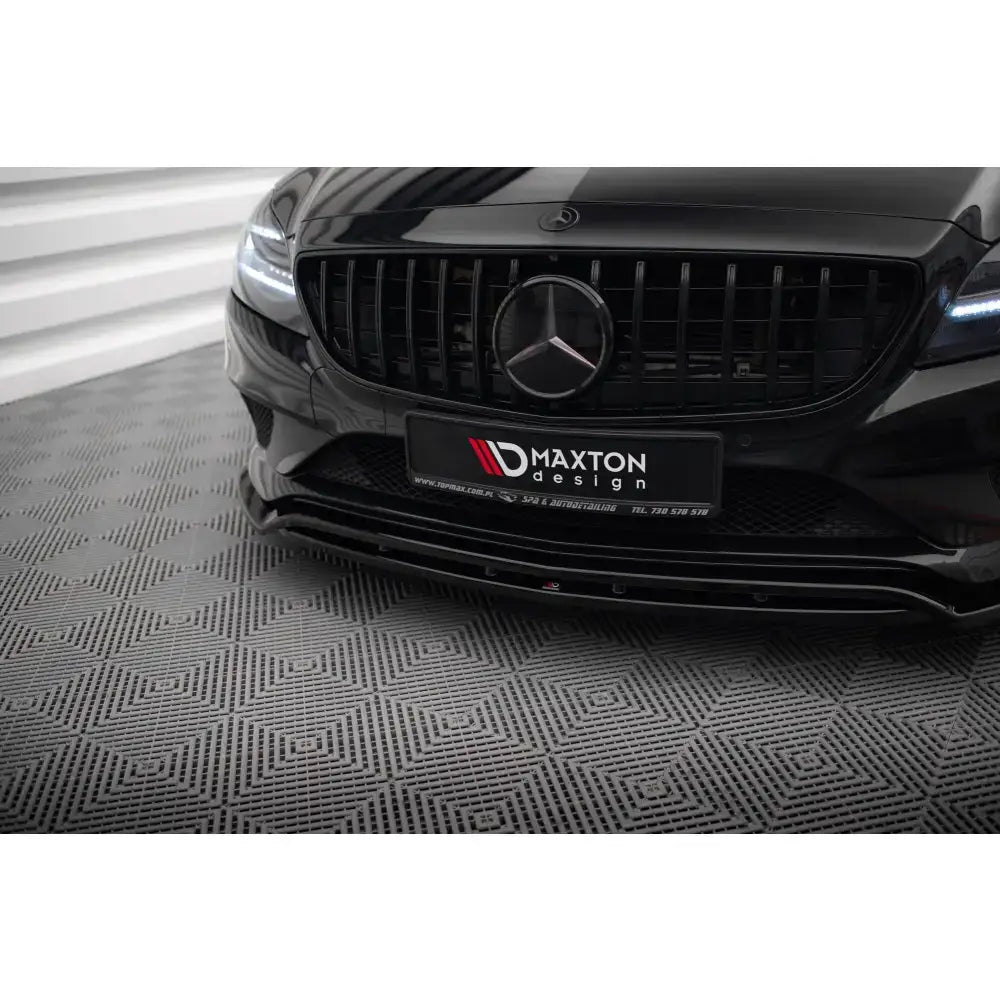 Frontspoiler til Mercedes CLS C218 Facelift i sort glanset finish, sett forfra med Maxton Design-skilt.