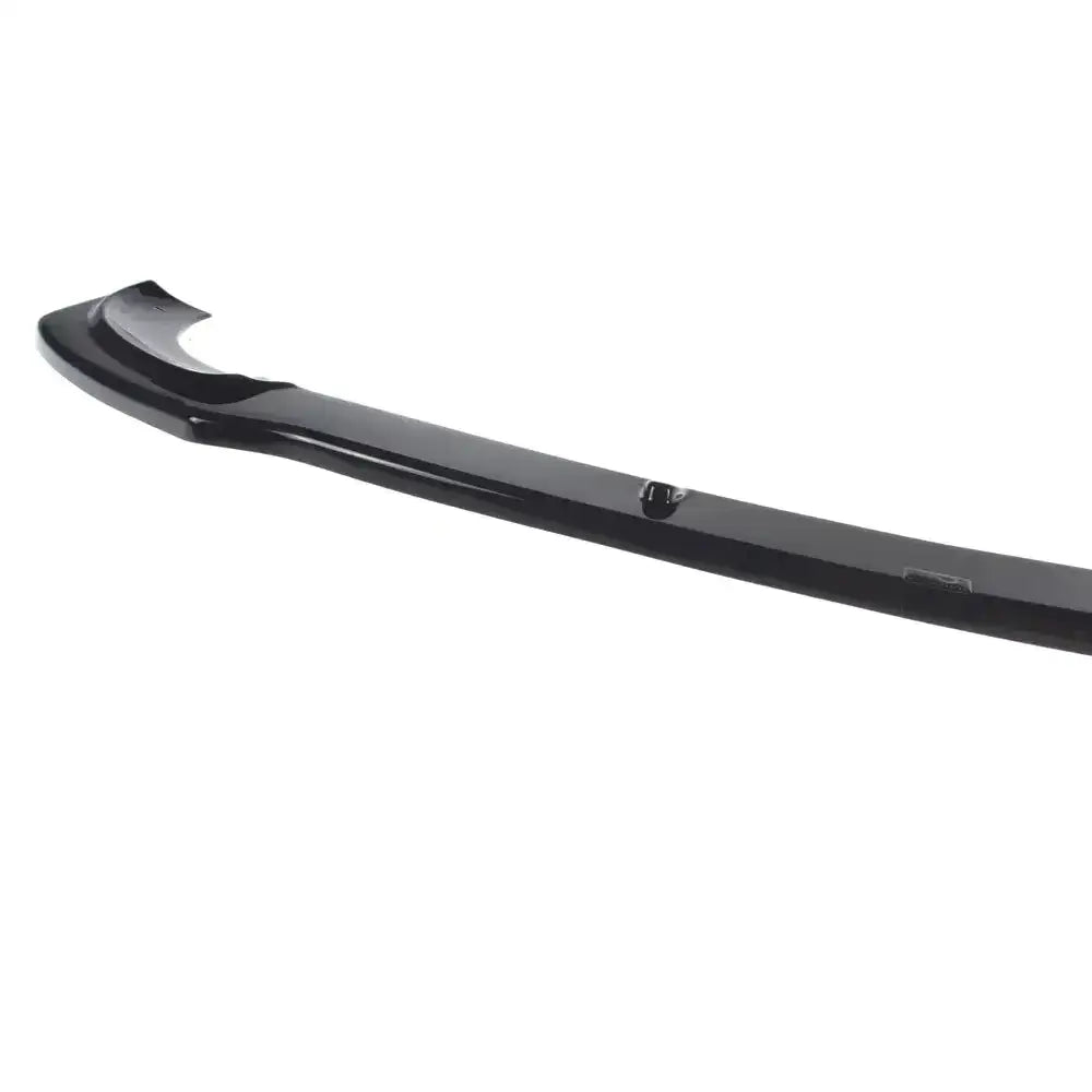 Frontspoiler Mercedes E43 AMG W213 i svart, blank plast sett fra skrå vinkel mot hvit bakgrunn.