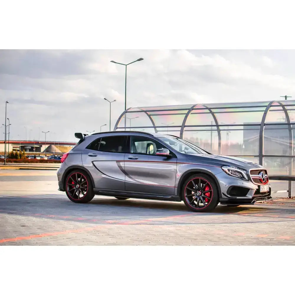 Front splitter på Mercedes GLA 45 AMG SUV X156, sidevisning med svarte felger og røde detaljer.