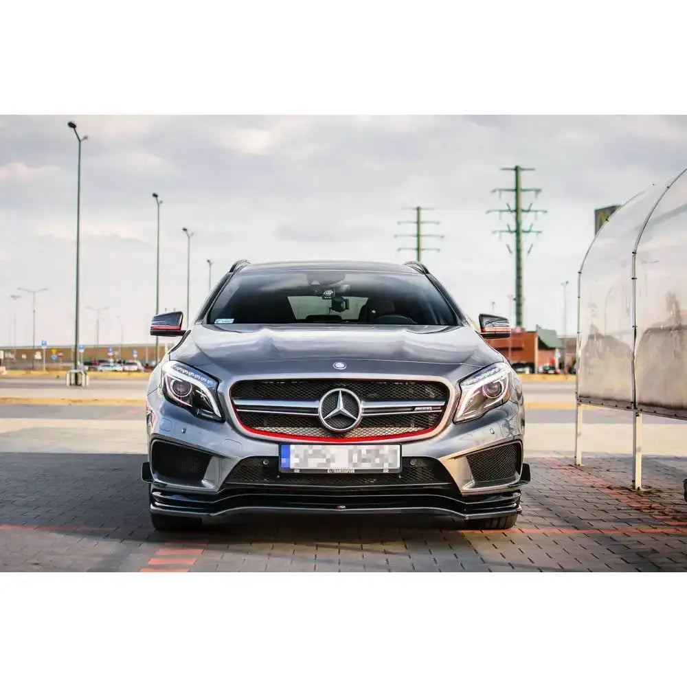 Front lip på Mercedes GLA 45 AMG SUV X156 med sorte og røde detaljer på grill og støtfanger.