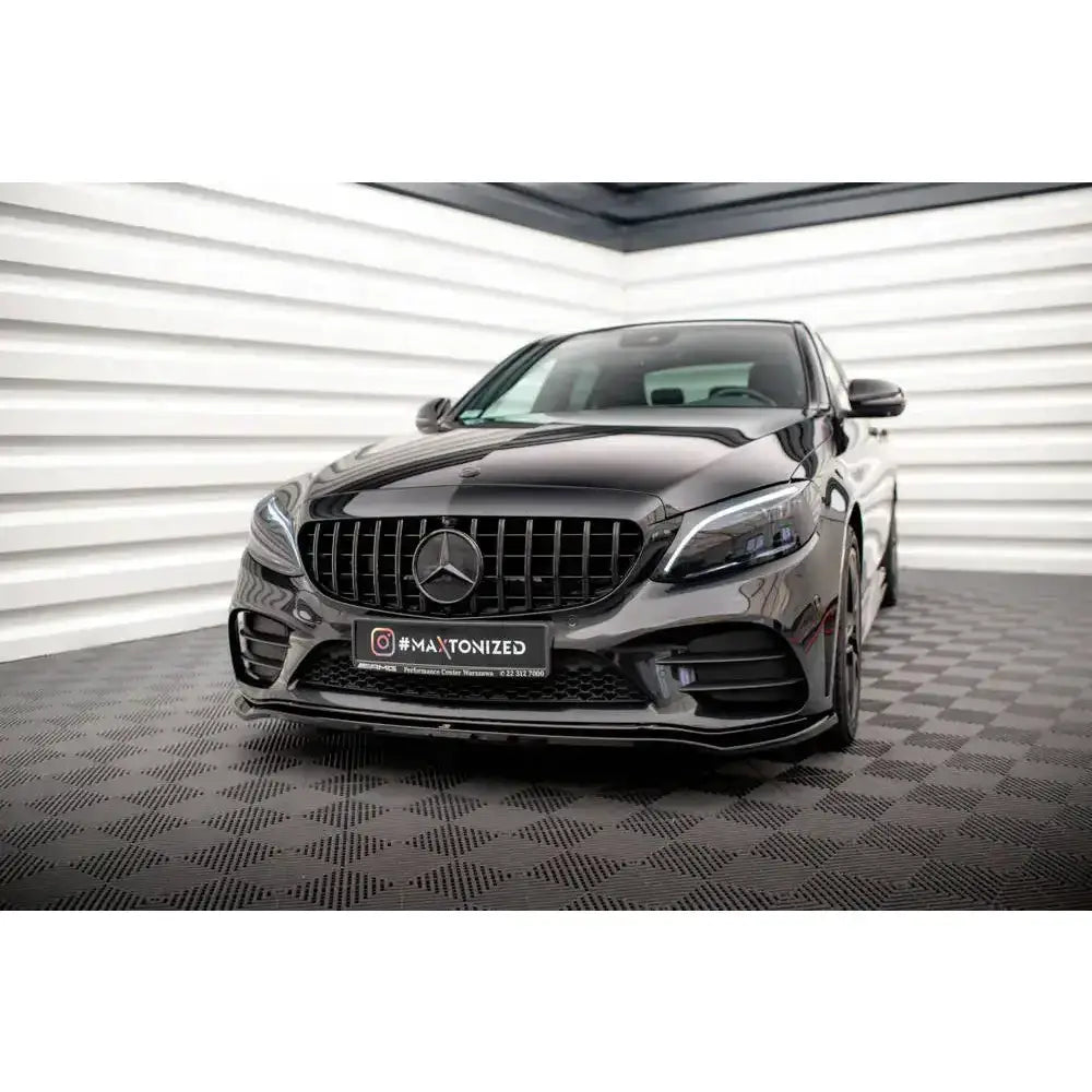 Front splitter på Mercedes C-Klasse W205 AMG Line, sort bil sett forfra med markant grill og blank finish.