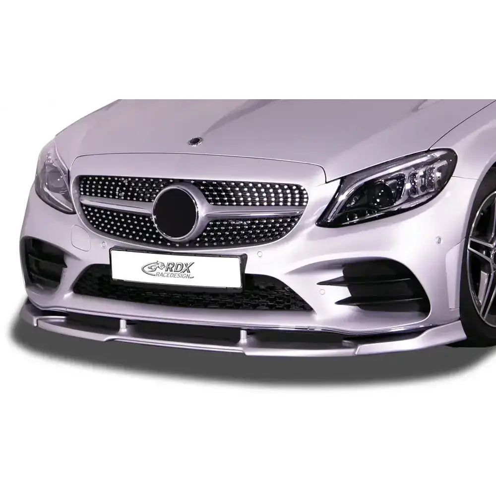 Frontspoiler Mercedes C-Klasse W205 sølvfarget, lavt design foran på bilen med markant grill og sporty støtfanger.