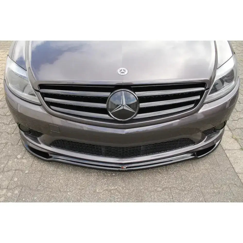Frontspoiler Mercedes CL 500 C216 Amgline sett rett forfra med sort grill og sølvfarget emblem.