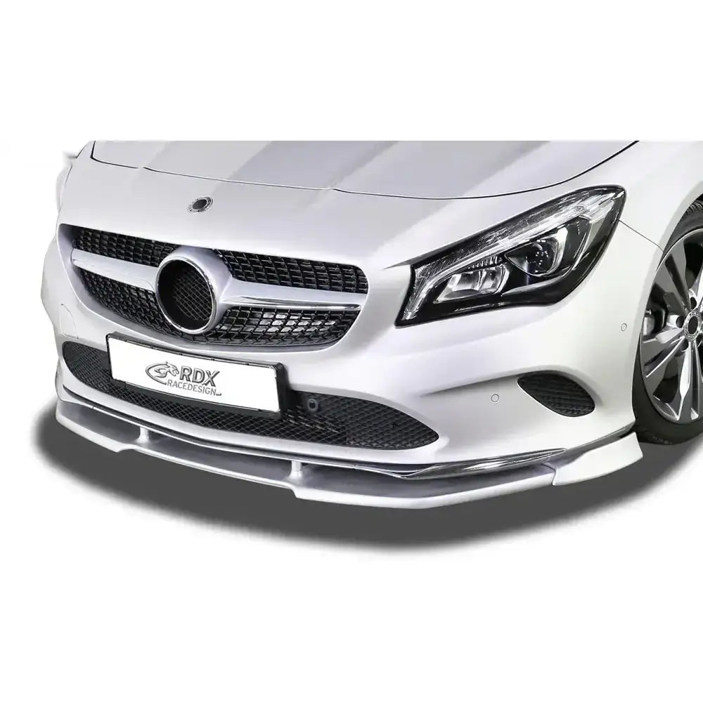 Frontspoiler Mercedes CLA C117 med sølvfarget design, montert på hvit bil sett forfra fra skrå vinkel.