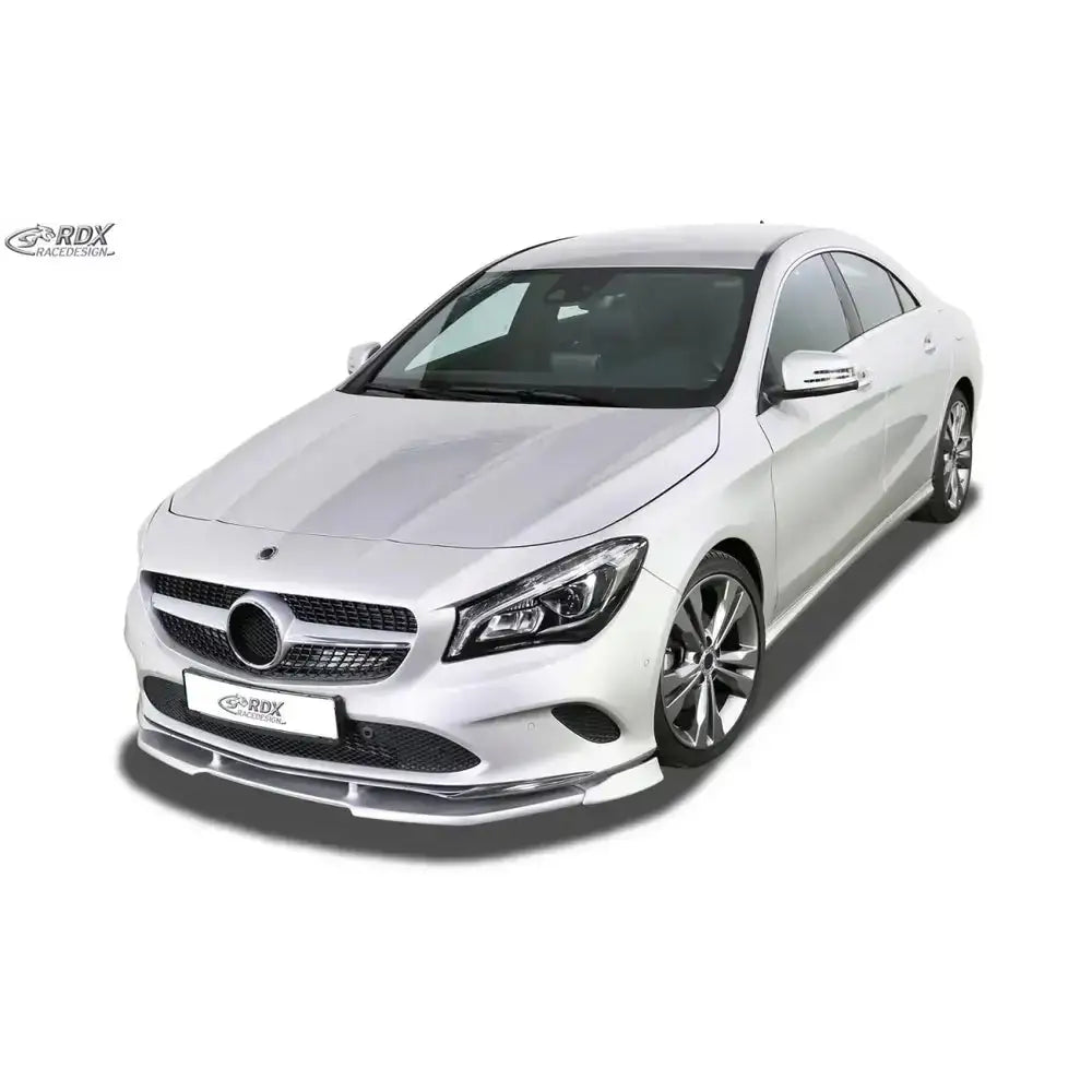 Frontleppe på Mercedes CLA C117 med sølvfarget spoiler og markante frontlys mot hvit bakgrunn.