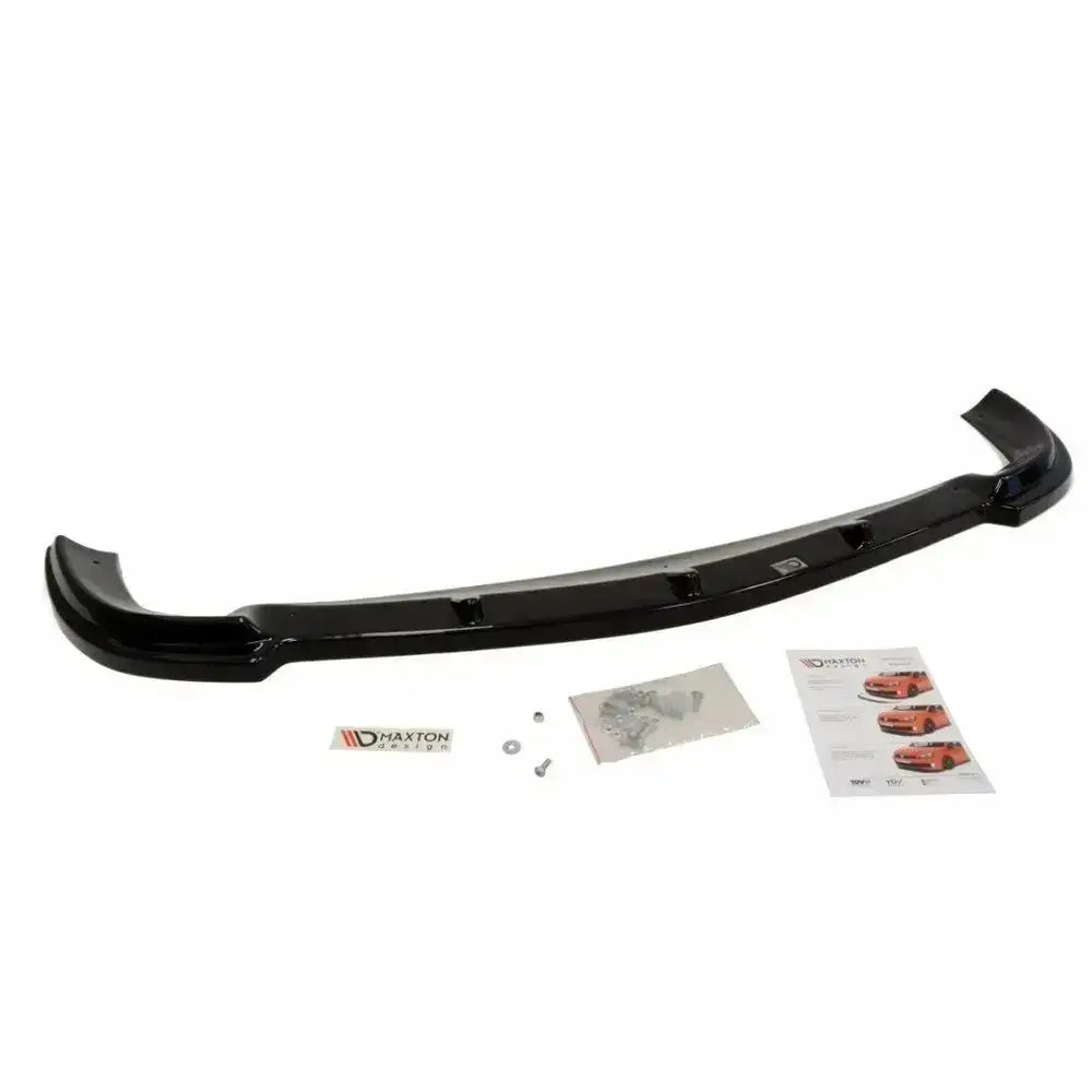 Frontleppe til Mercedes Clk W208 i sort glanset plast med monteringsutstyr og instruksjoner ved siden av.