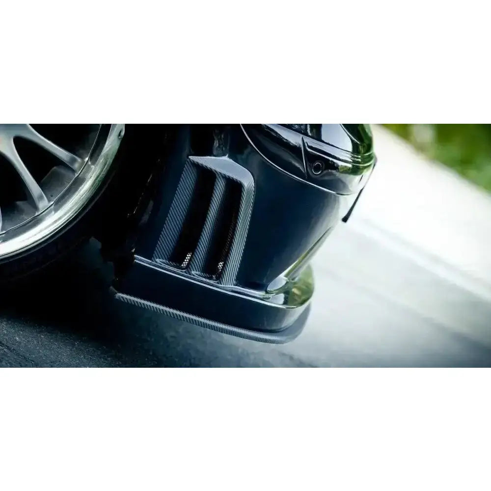 Frontleppe til Mercedes CLK W209 med karbonfiber-detaljer og synlige luftinntak fra lav vinkel.