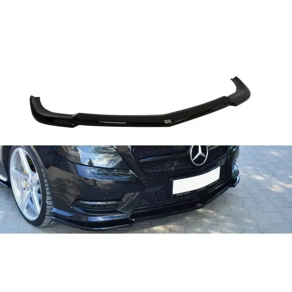 Frontspoiler Mercedes CLS C218 AMG Line i sort blank plast montert på svart bil sett fra lav vinkel.