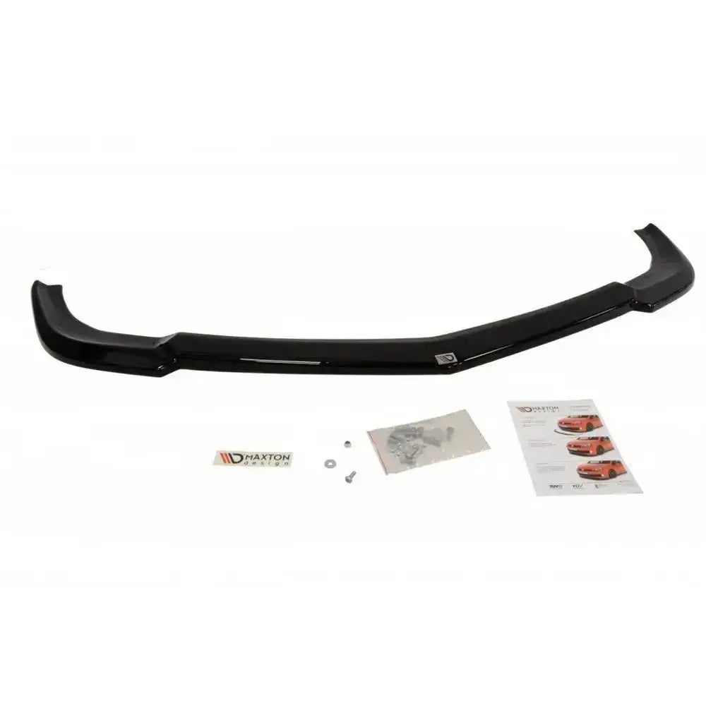 Front lip Mercedes CLS C218 AMG Line sett ovenfra med skruer, instruksjonshefte og klistremerke på hvit bakgrunn.