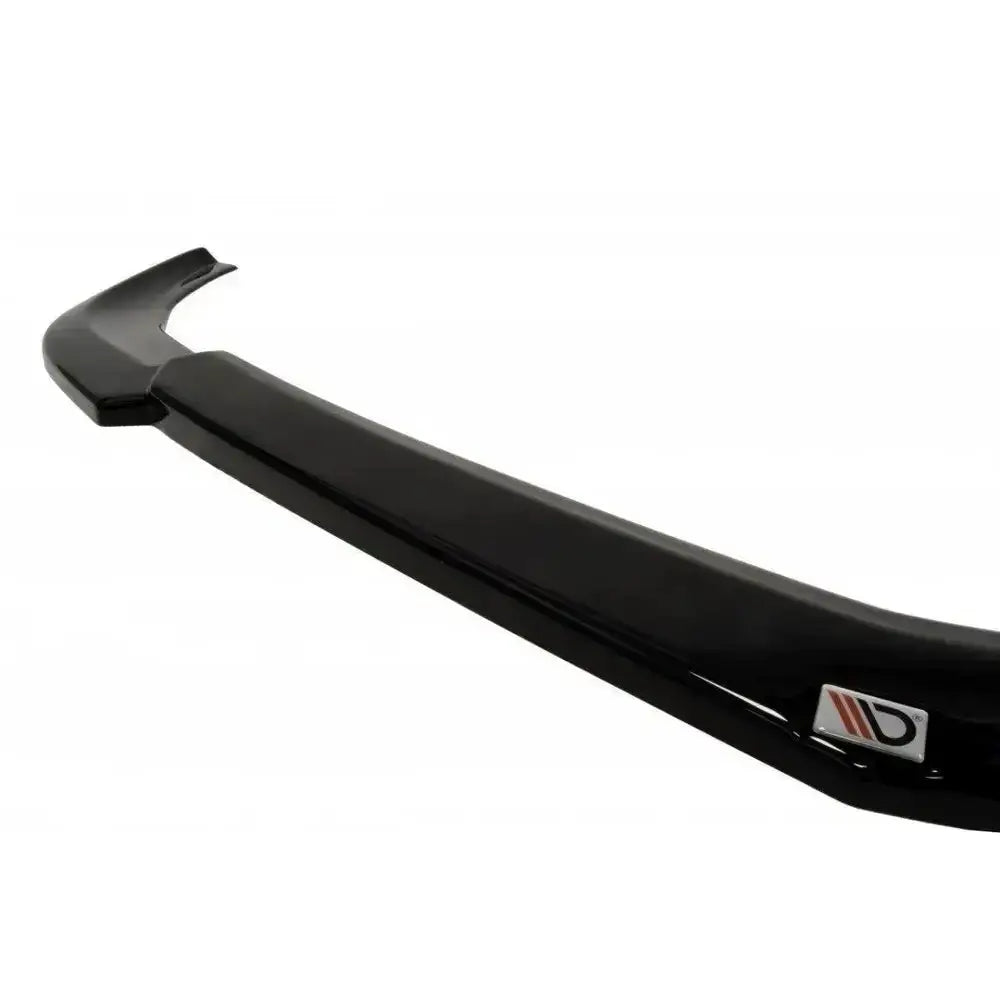 Frontspoiler Mercedes CLS C218 AMG Line i blank sort plast med logo-dekal, sett fra skrå vinkel.