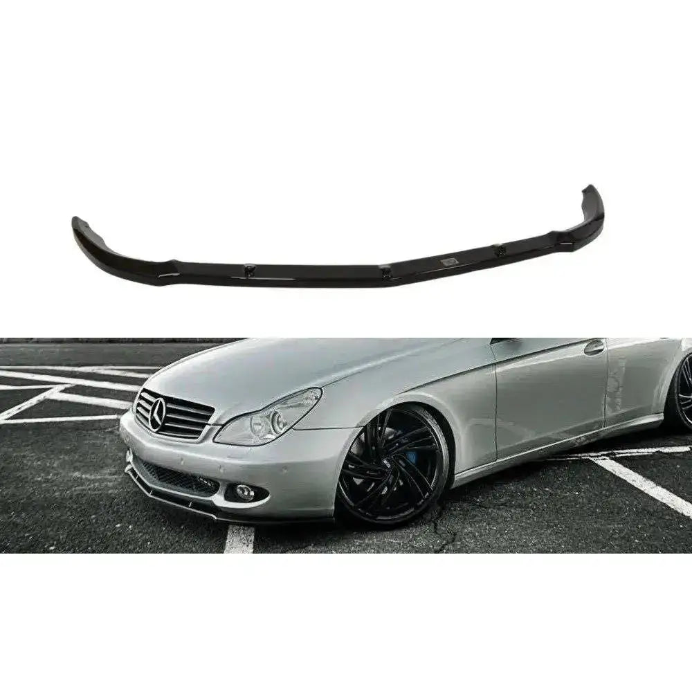 Frontspoiler Mercedes CLS C219 standard bumper i sort plast montert på sølvfarget bil med lav bakkeklaring.