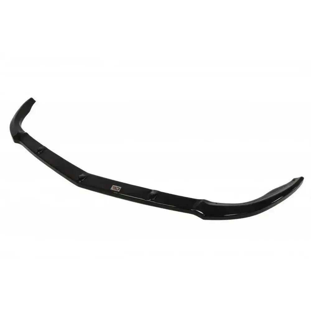 Frontspoiler Mercedes CLS C219 i sort blank plast med aerodynamiske former, sett fra skrå vinkel.