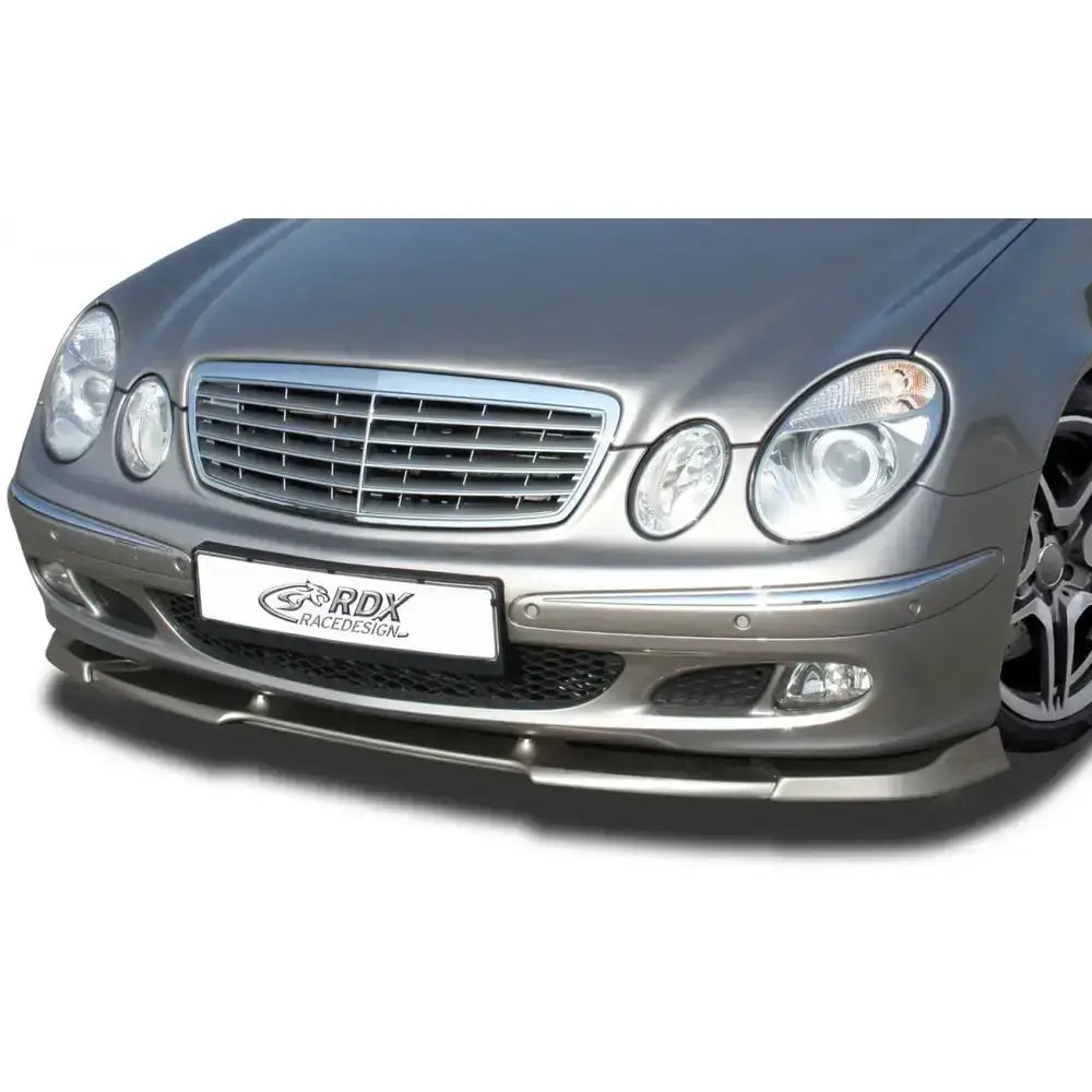 Frontspoiler til Mercedes E-Klasse W211, sølvfarget bil med lavprofilspoiler under støtfanger, skrå vinkel.