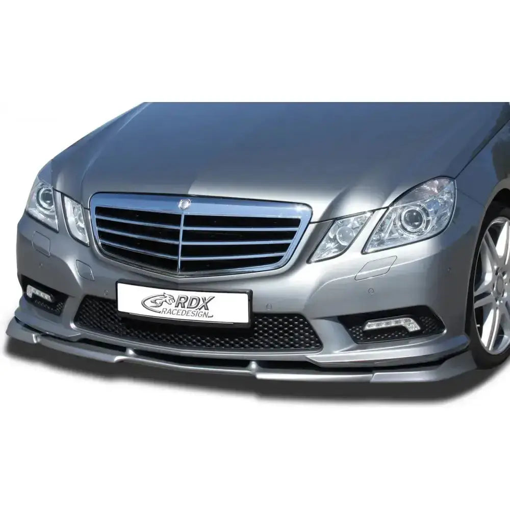 Frontspoiler Mercedes E-Klasse W212 sølv, montert under grill med sportslig AMG-styling.