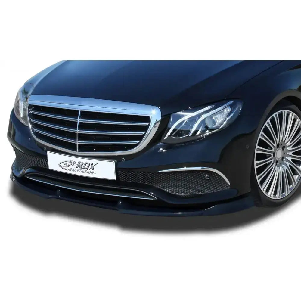 Frontspoiler på Mercedes E-Klasse W213 med svart lakk, LED-lykter og sølvfarget grill.