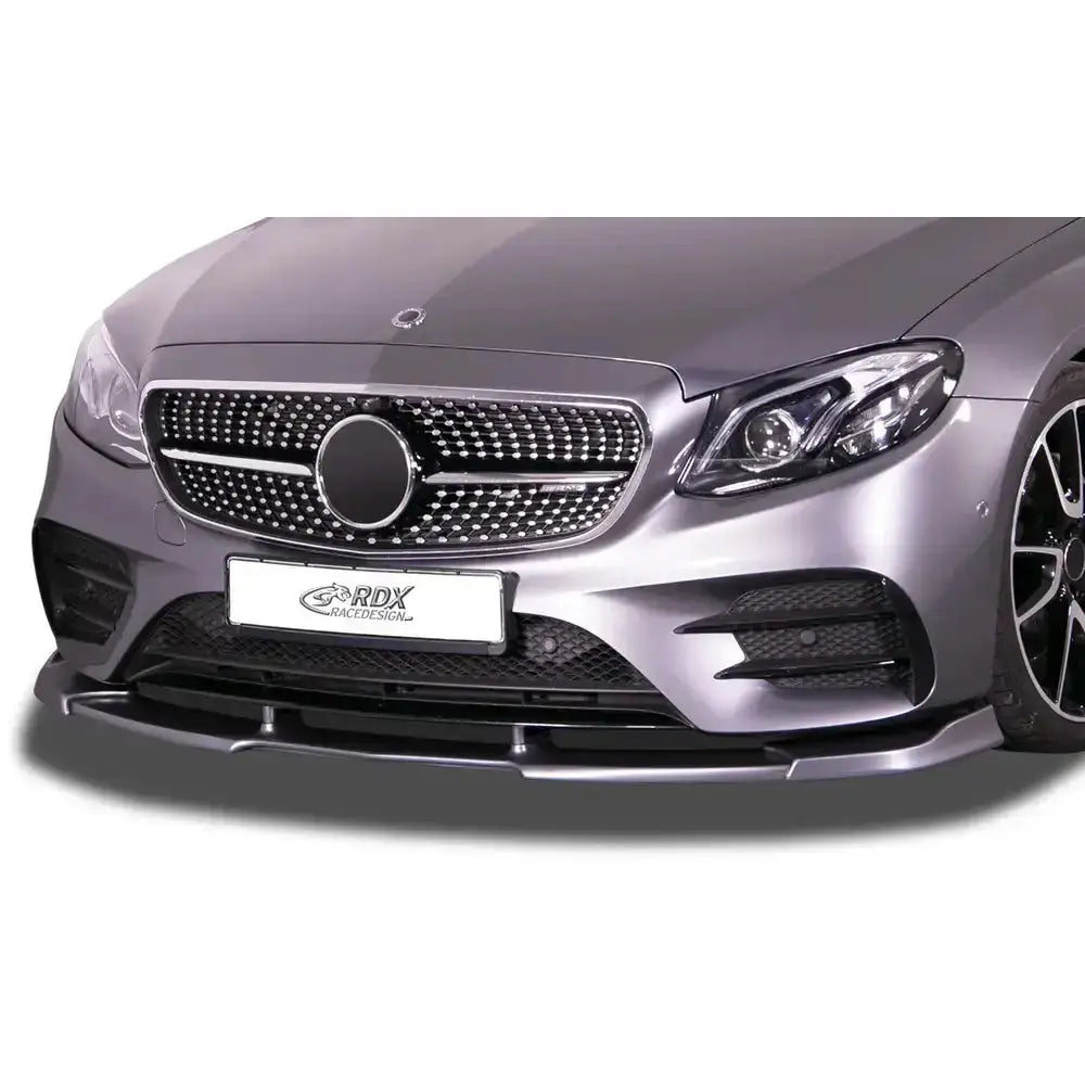 Frontleppe Mercedes E-Klasse W213 sølv metallic med sort splitter, markert grill og LED-frontlykter.