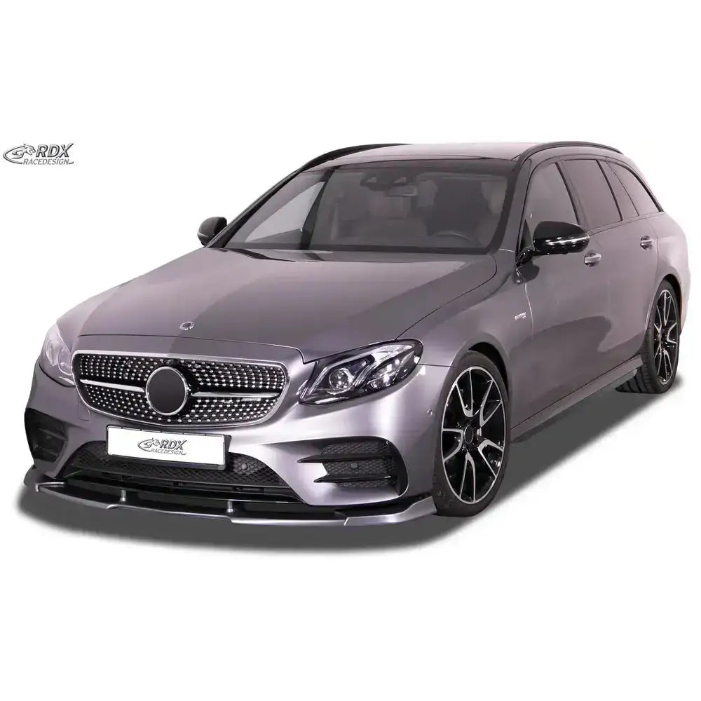 Frontspoiler på Mercedes E-Klasse W213/S213 AMG-Line med sorte detaljer og store felger mot hvit bakgrunn.
