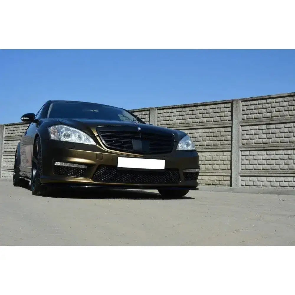 Spoiler til Mercedes S-Klasse W221 Amg montert foran på mørk metallic bil med sort grill.