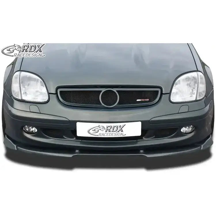 Spoiler til Mercedes SLK R170 00-04, sort og sportslig, montert foran på mørk bil, sett rett forfra.