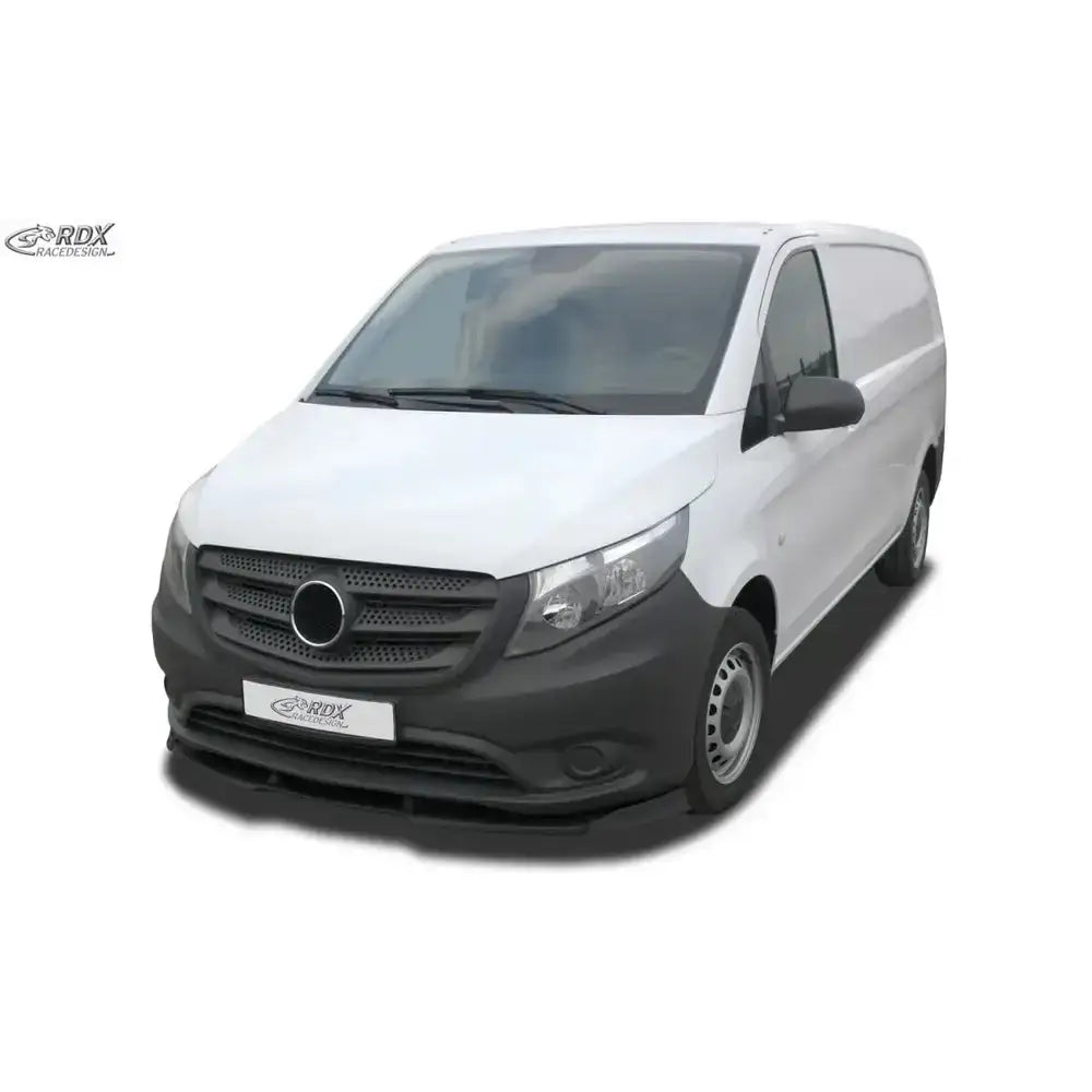 Frontleppe på Mercedes Vito W447 Vario X, hvit varebil med sorte detaljer og stålfelger på hvit bakgrunn.