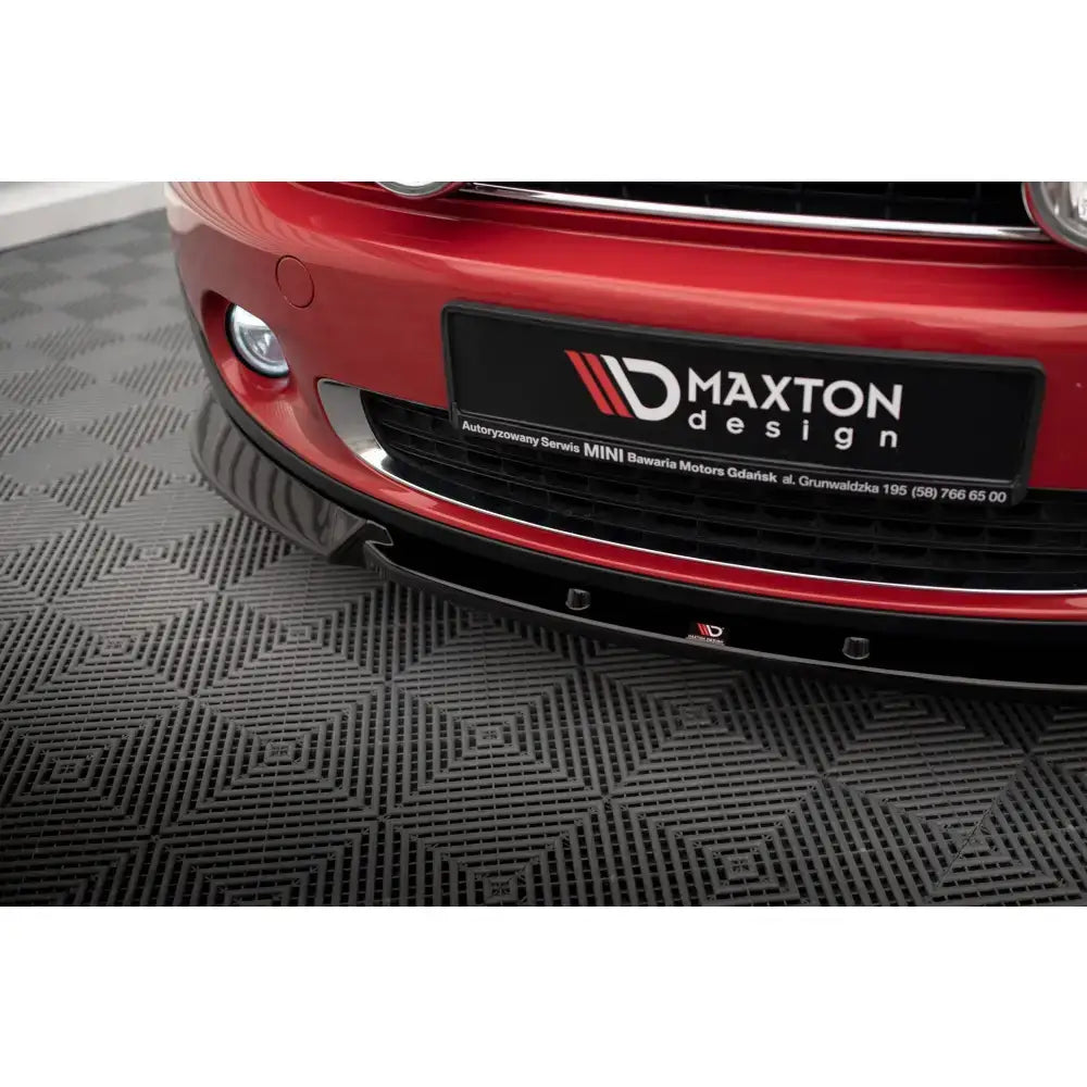 Front splitter på Mini Cooper Countryman R60 facelift montert under rød støtfanger på grått gulv.