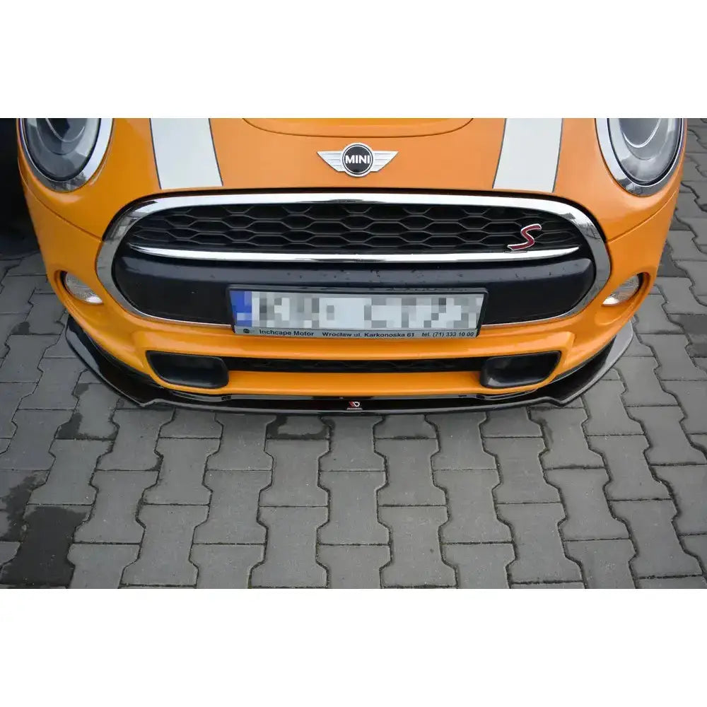 Frontleppe på Mini Cooper S Mk3 Preface 3-Door, sort spoiler under oransje front med hvite striper.