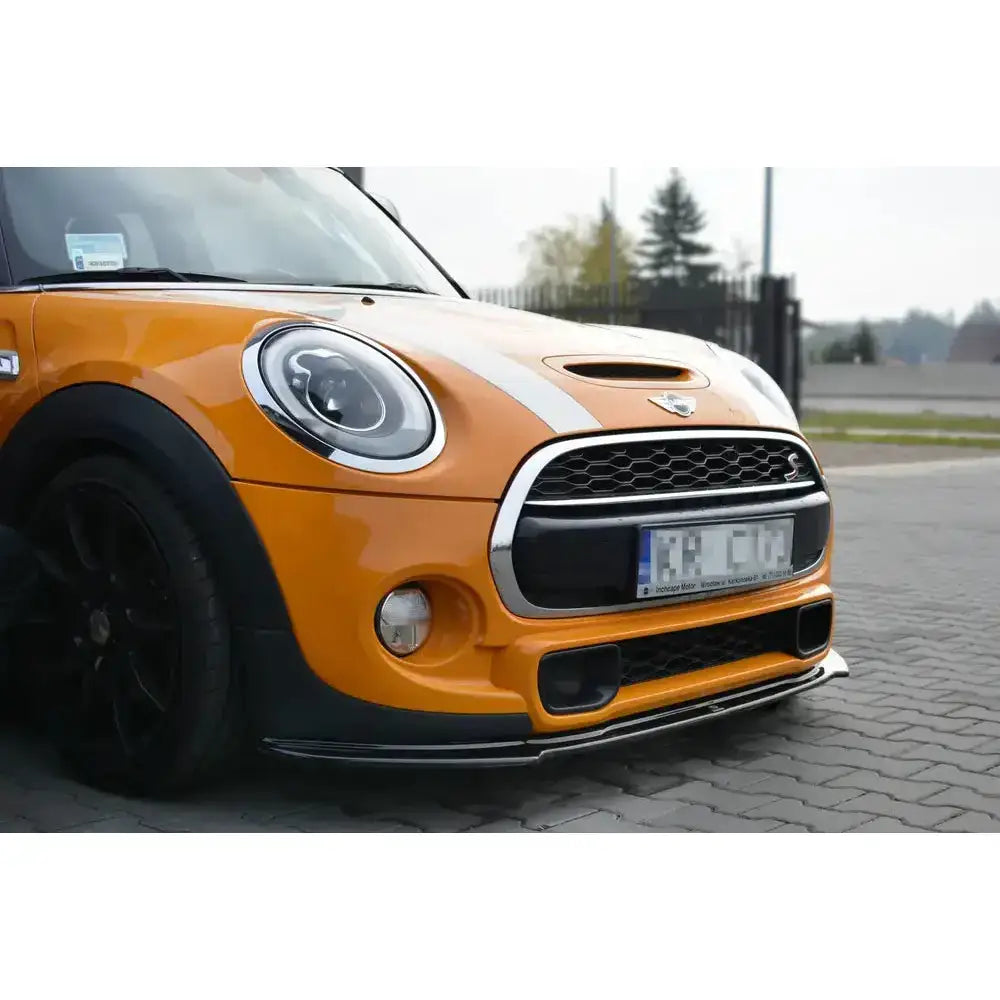 Front splitter på Mini Cooper S Mk3 Preface F56 med oransje lakk og hvite panserstriper.