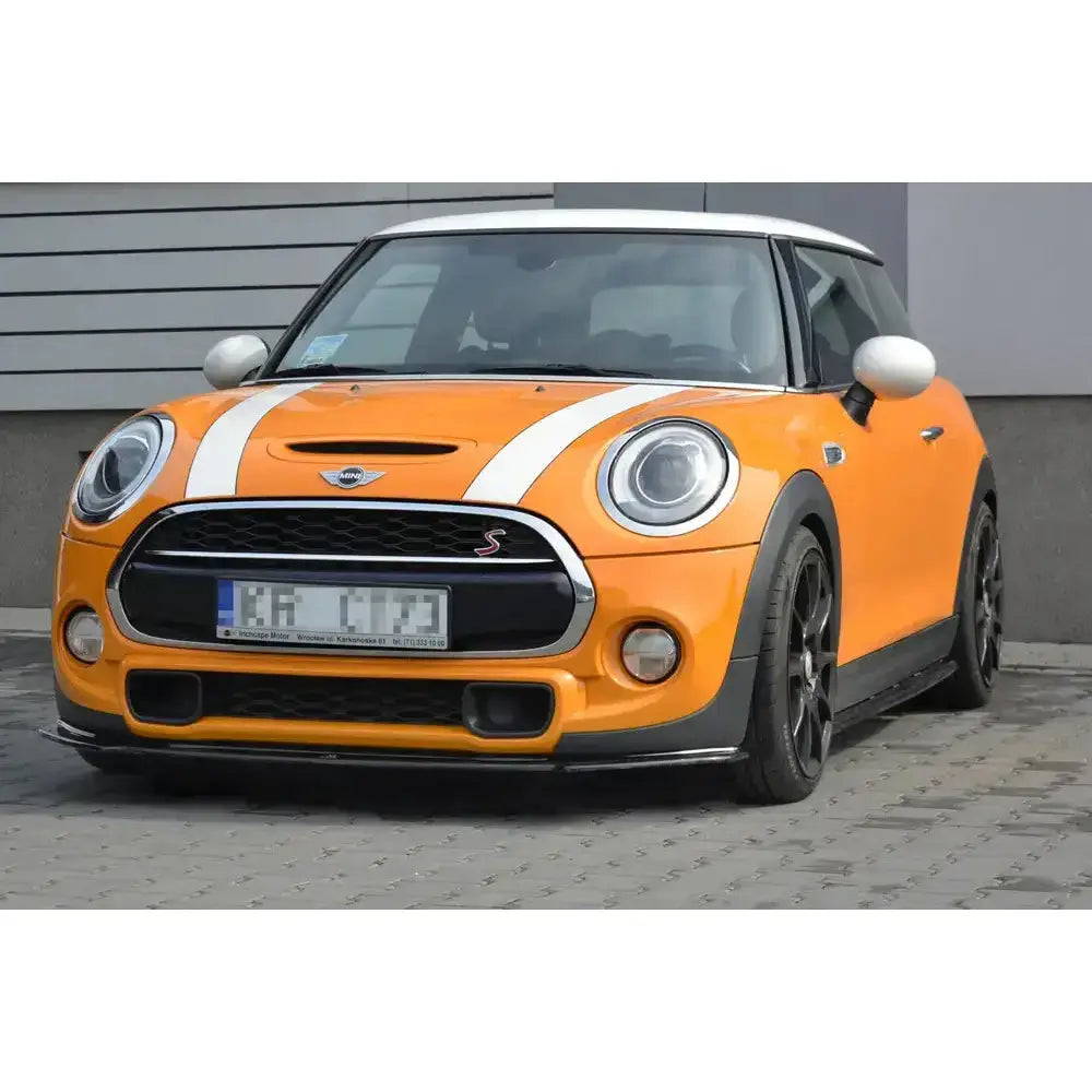 Front lip på oransje Mini Cooper S Mk3 F56 med hvitt tak, sorte felger og hvite panserstriper.