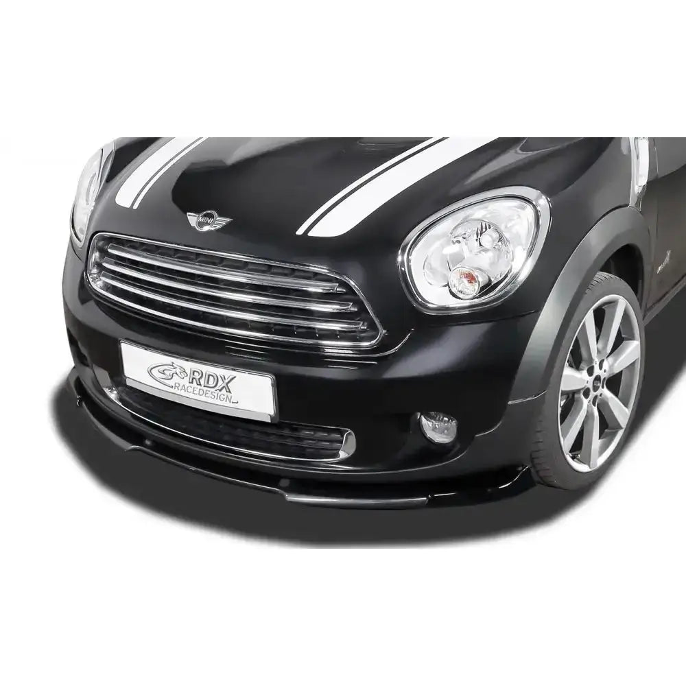 Frontspoiler til Mini Countryman R60 10-14, sort bil med hvite striper og synlig svart frontsplitter.
