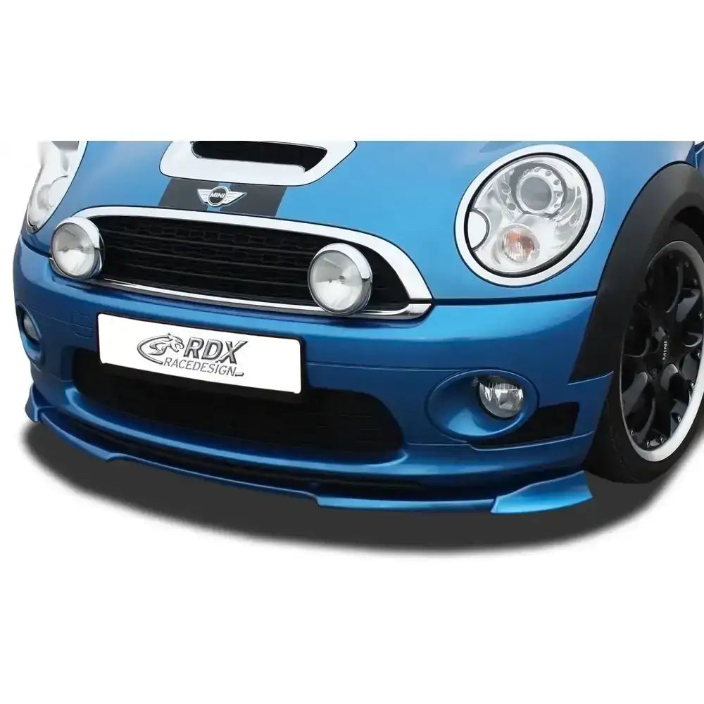 Frontleppe Mini R56/R57 06-14 med sorte og kromdetaljer på blå bil, sett forfra fra lav vinkel.