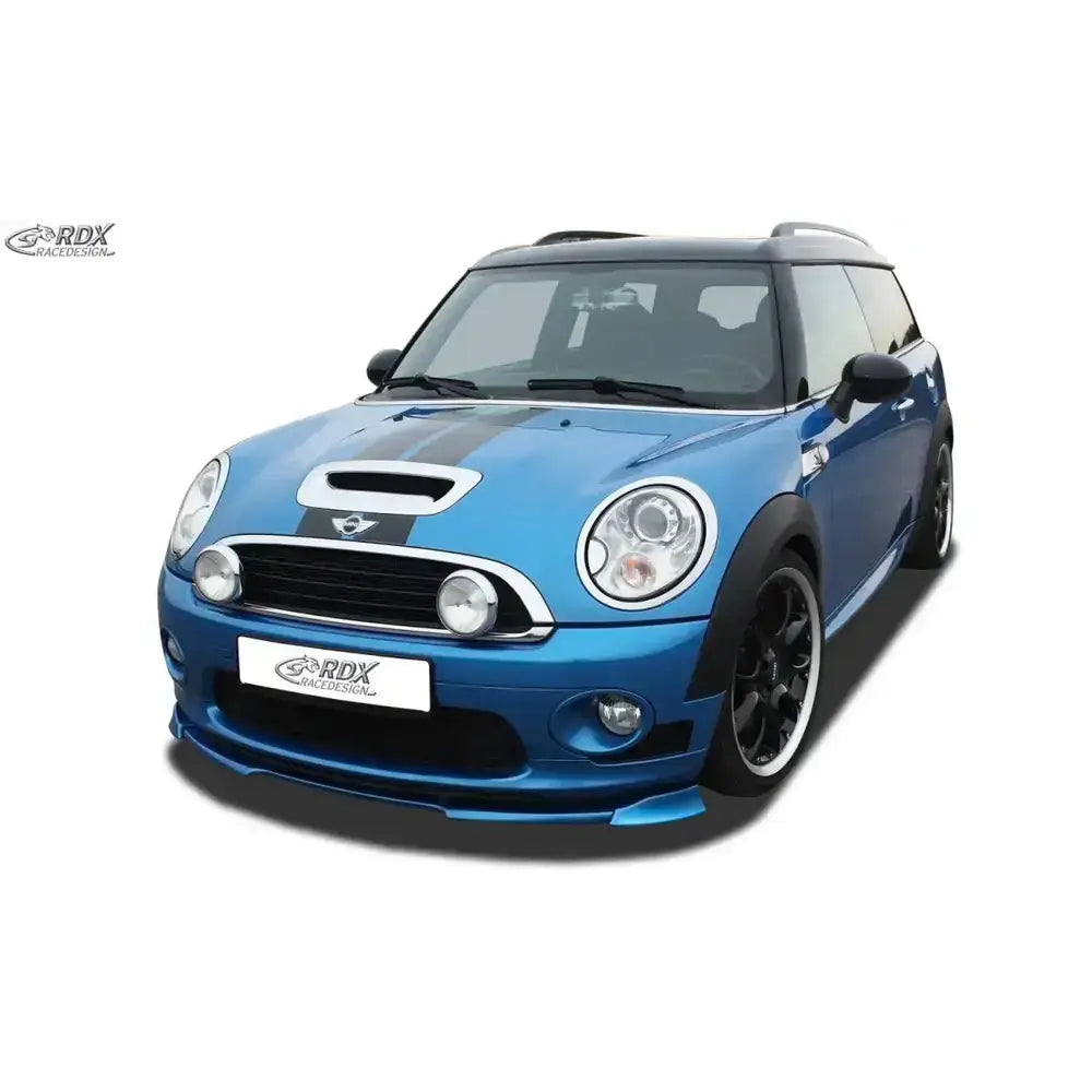 Frontspoiler på blå Mini R56 med svarte detaljer, sorte felger og ekstra frontlykter, sett skrått forfra.