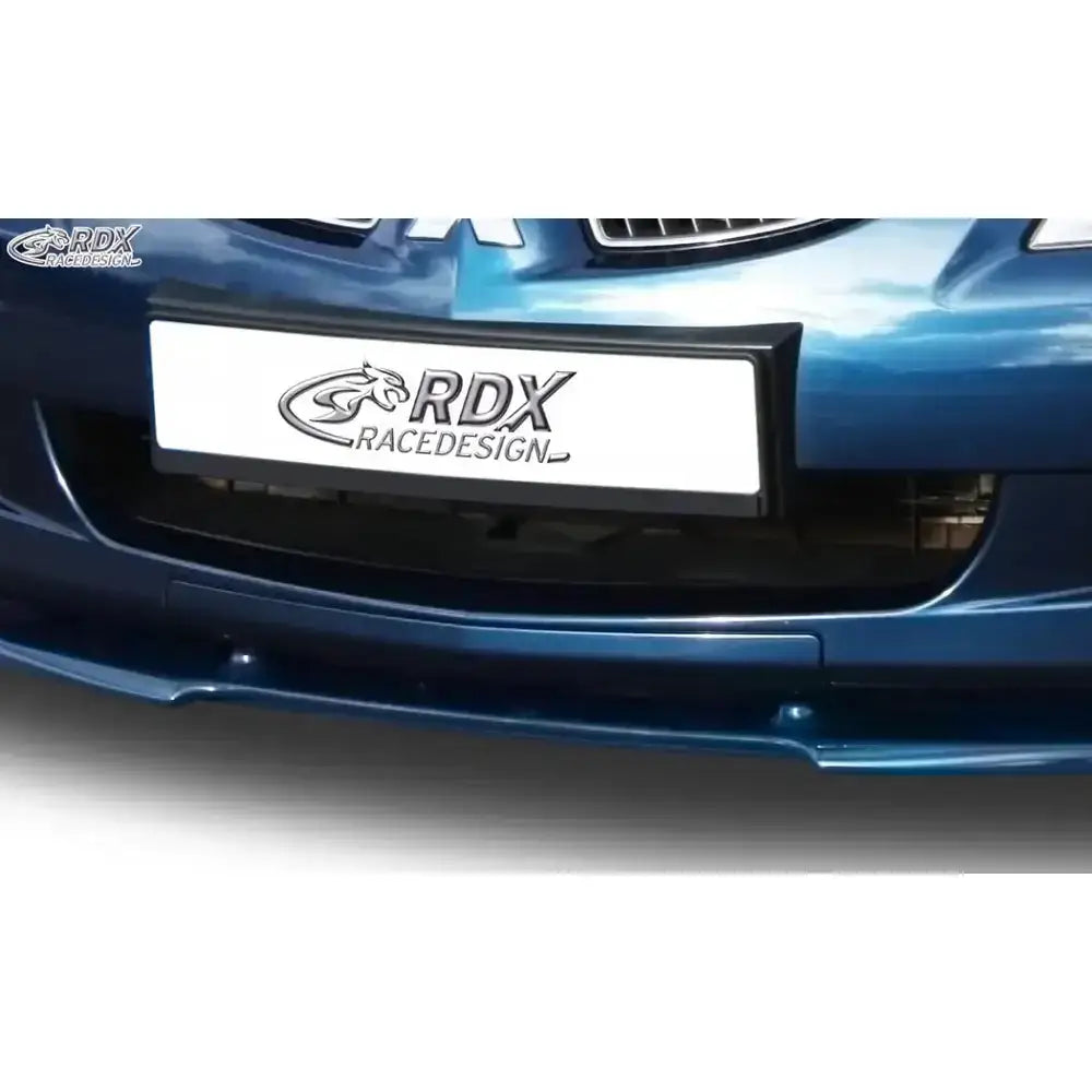 Spoiler til Mitsubishi Lancer CS0, blå bil sett forfra med RDX RACEDESIGN-logo på skiltet.