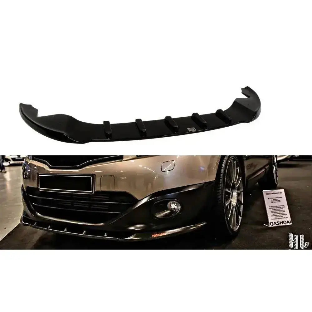 Frontspoiler til Nissan Qashqai facelift i sort plast med aerodynamiske ribber og blank finish, montert og separat.
