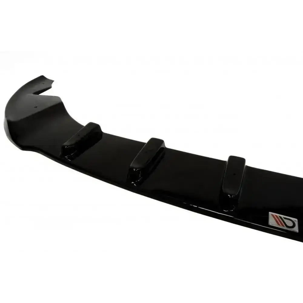 Front splitter for Nissan Qashqai facelift, svart og glanset med aerodynamiske finner, sett skrått ovenfra.