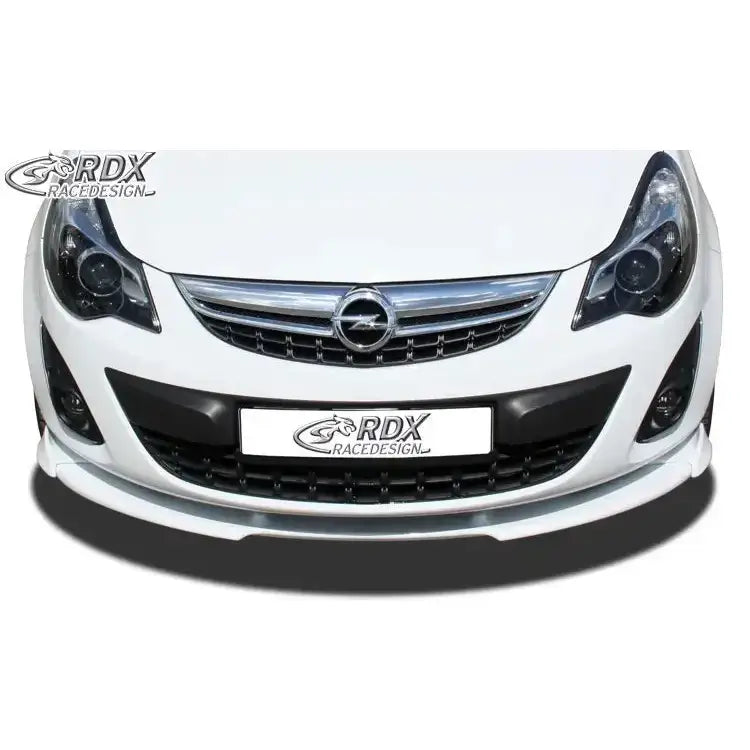 Frontleppe til Opel Corsa D Facelift montert på hvit bil med kromdetaljer og svarte felt rundt grill og lykter.