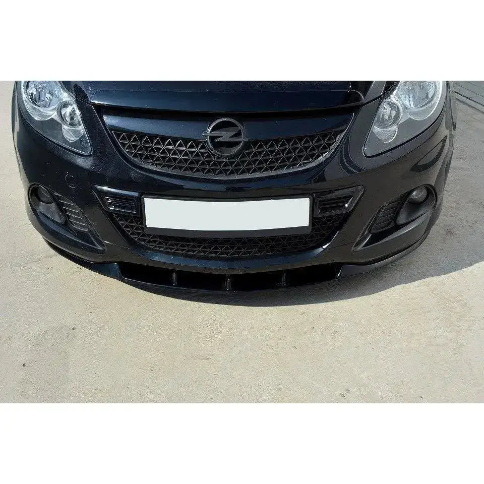 Front splitter på Opel Corsa D Nurburg, nærbilde av svart front med grill, tåkelys og lav splitter.