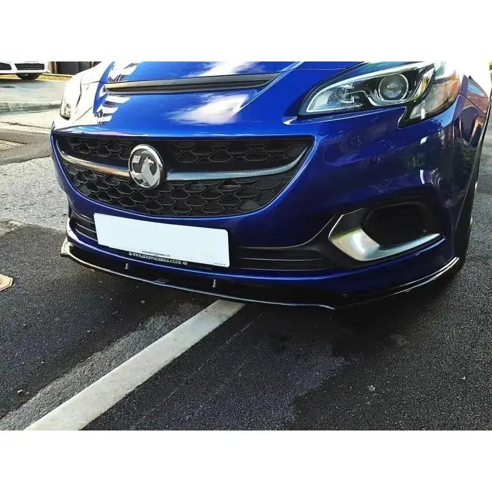 Front lip på Opel Corsa E OPC med sort frontspoiler montert under støtfangeren, sett fra lav vinkel.