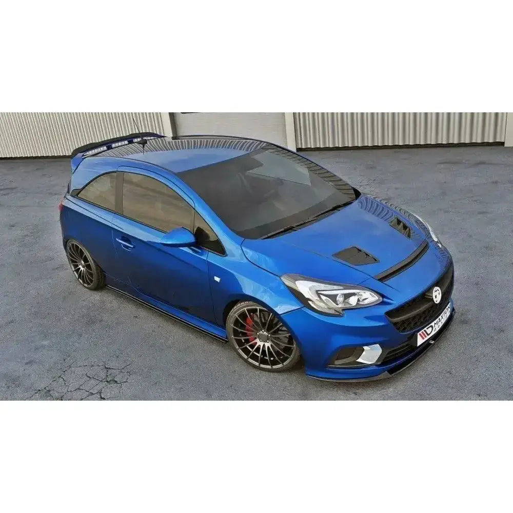 Front lip på blå Opel Corsa E OPC/VXR med sorte detaljer, store felger og spoiler, sett fra høyre forhjørne.