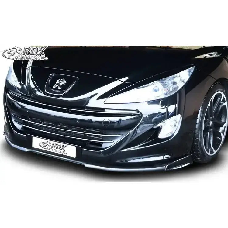 Frontspoiler til Peugeot RCZ Phase I montert på bil, sort med skinnende finish og RDX Racedesign-logo.
