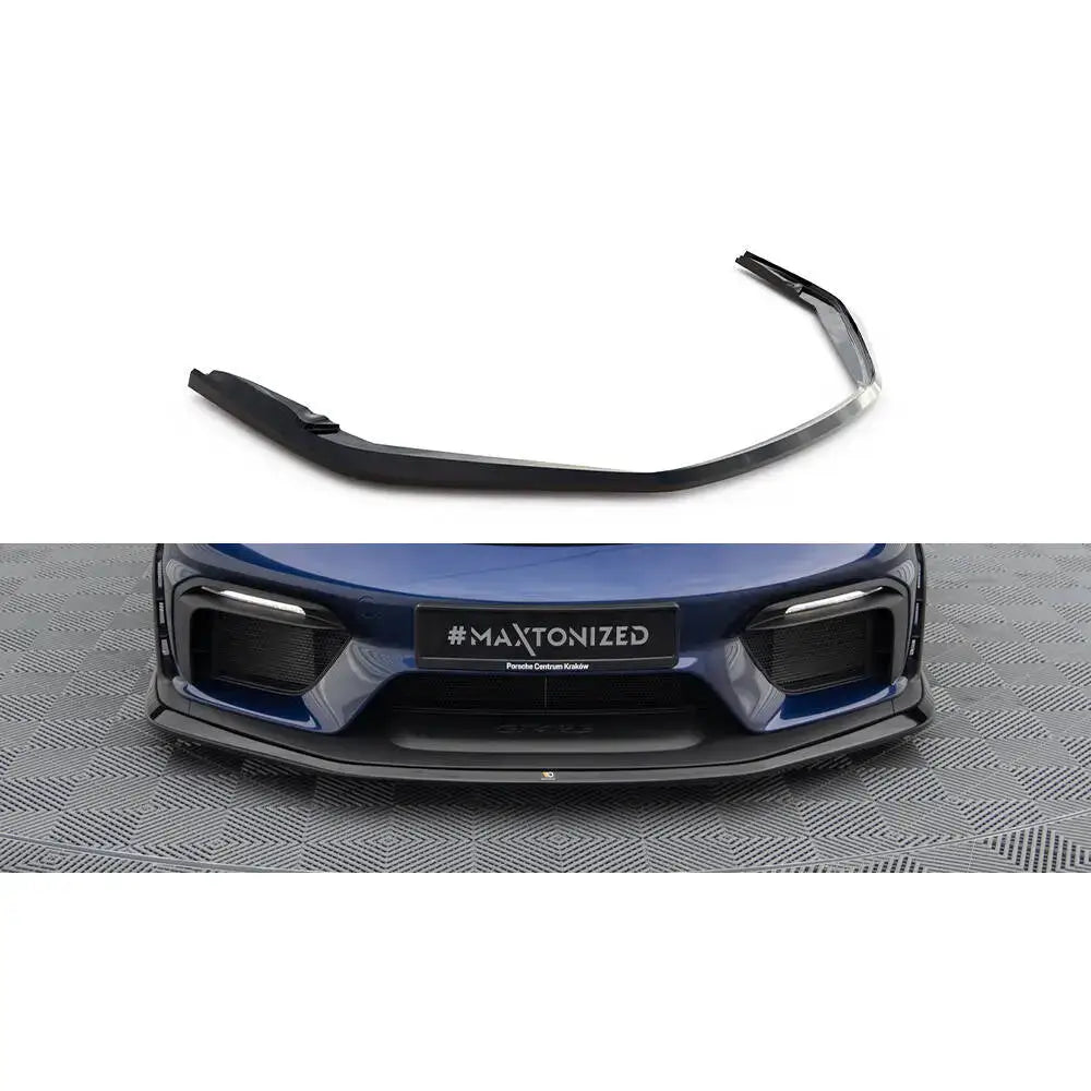 Frontspoiler til Porsche 718 Cayman GT4 RS 982c i sort plast, vist separat og montert på blå bil forfra.