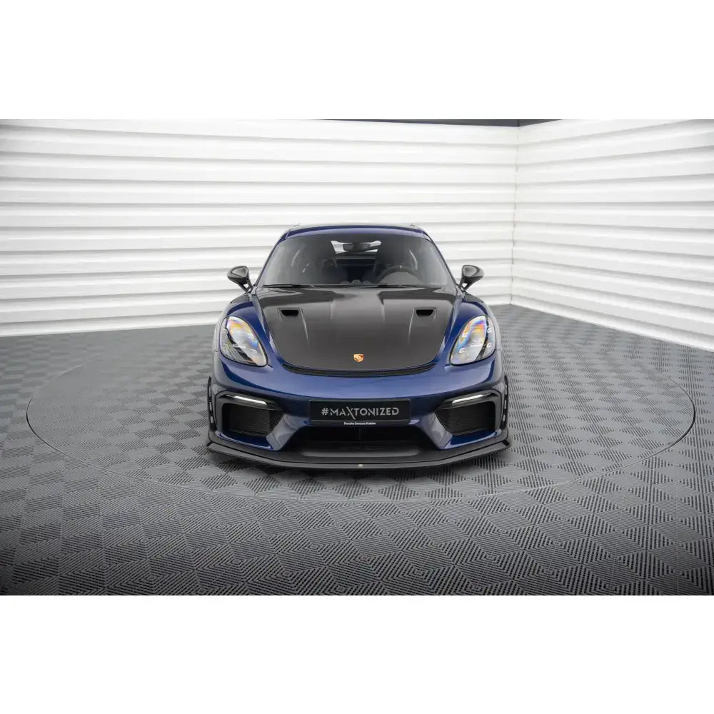 Front splitter på Porsche 718 Cayman GT4 RS 982c sett forfra med store luftinntak og sorte detaljer.